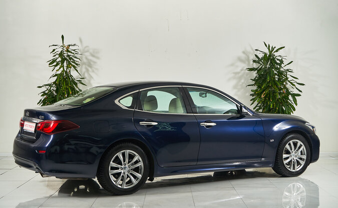 Infiniti Q70