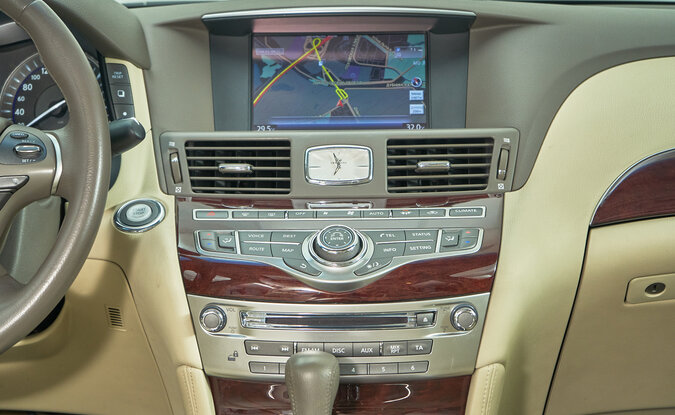 Infiniti Q70